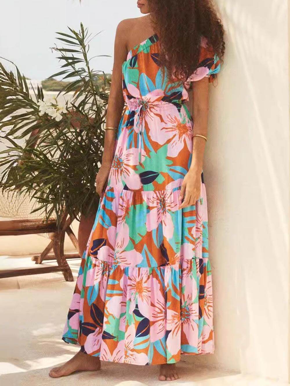 Vestido floral estilo festivo con estampado de hojas de palma y hombros descubiertos