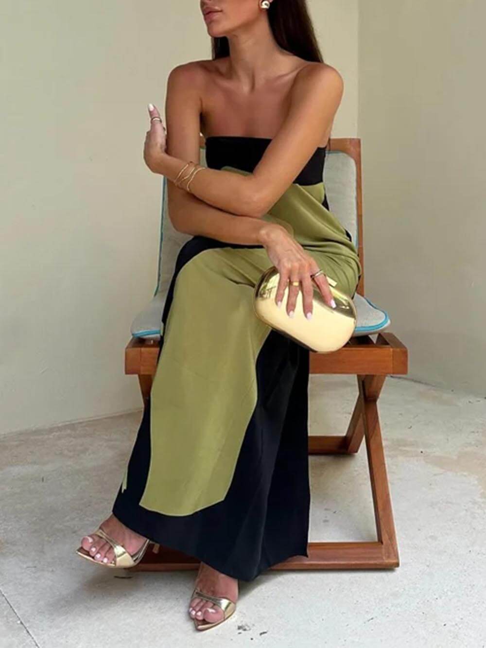 Vestido largo estampado sin mangas en contraste con hombros descubiertos