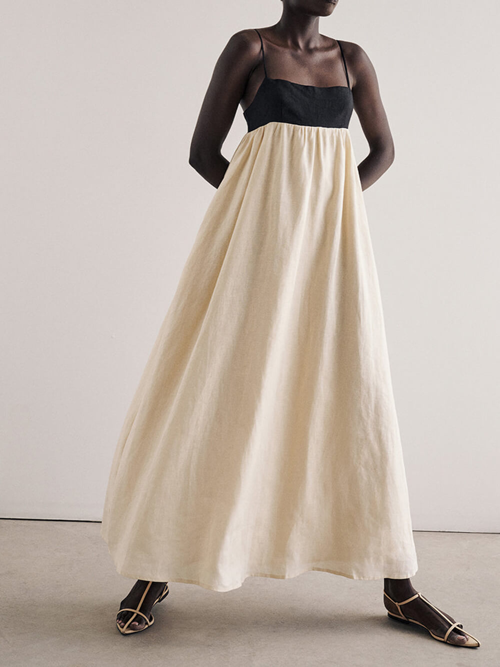 Vestido largo con retazos y tirantes sueltos en blanco y negro