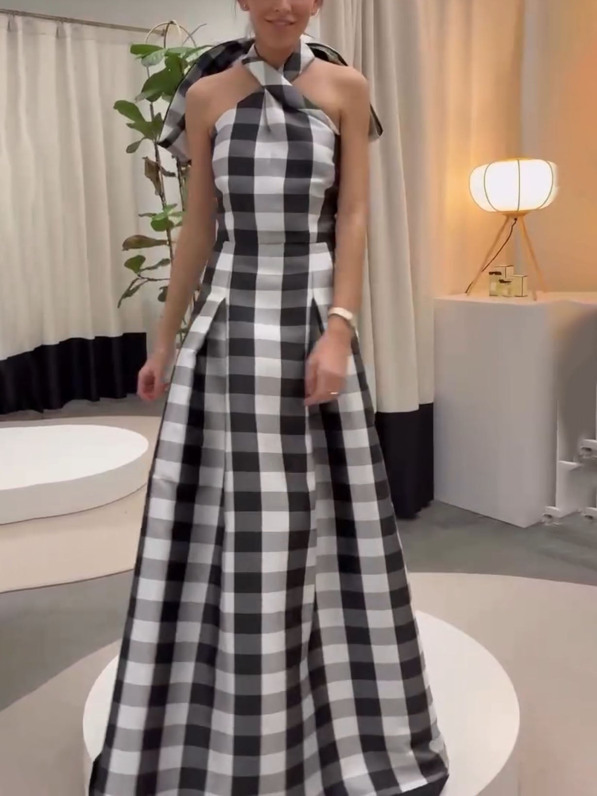 Vestido largo clásico con cuello halter y estampado a cuadros