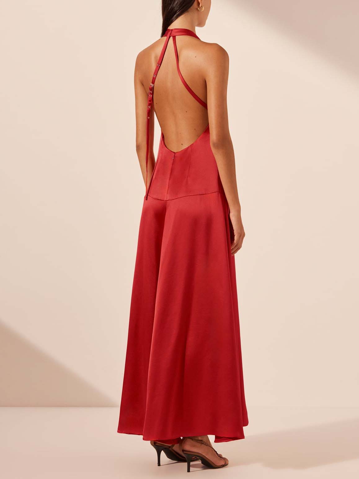 Vestido largo elegante con cuello en V profundo y halter