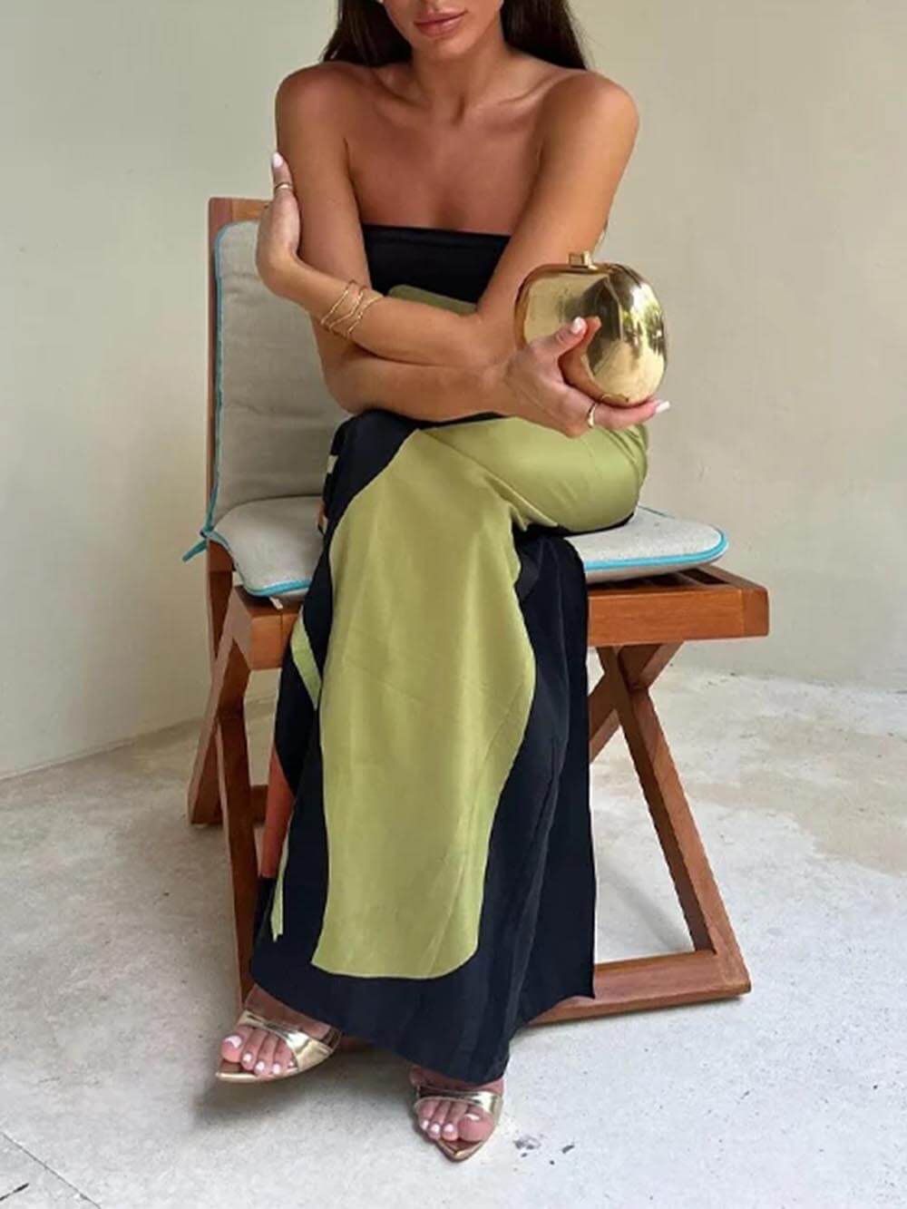 Vestido largo estampado sin mangas en contraste con hombros descubiertos