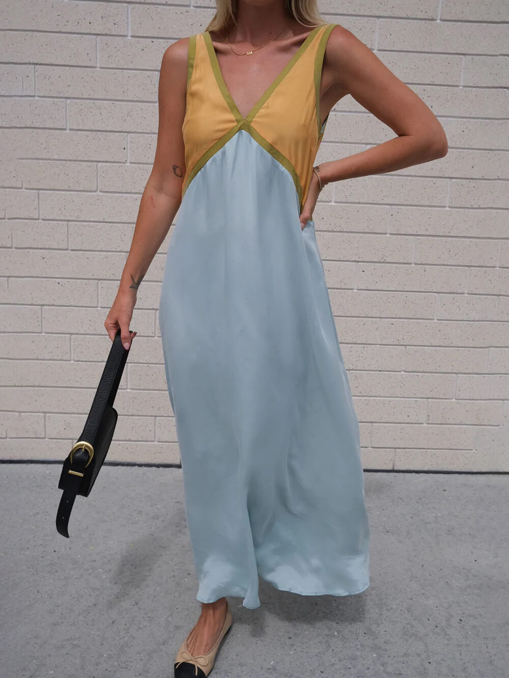 Vestido elegante con empalme de color en contraste con cuello en V