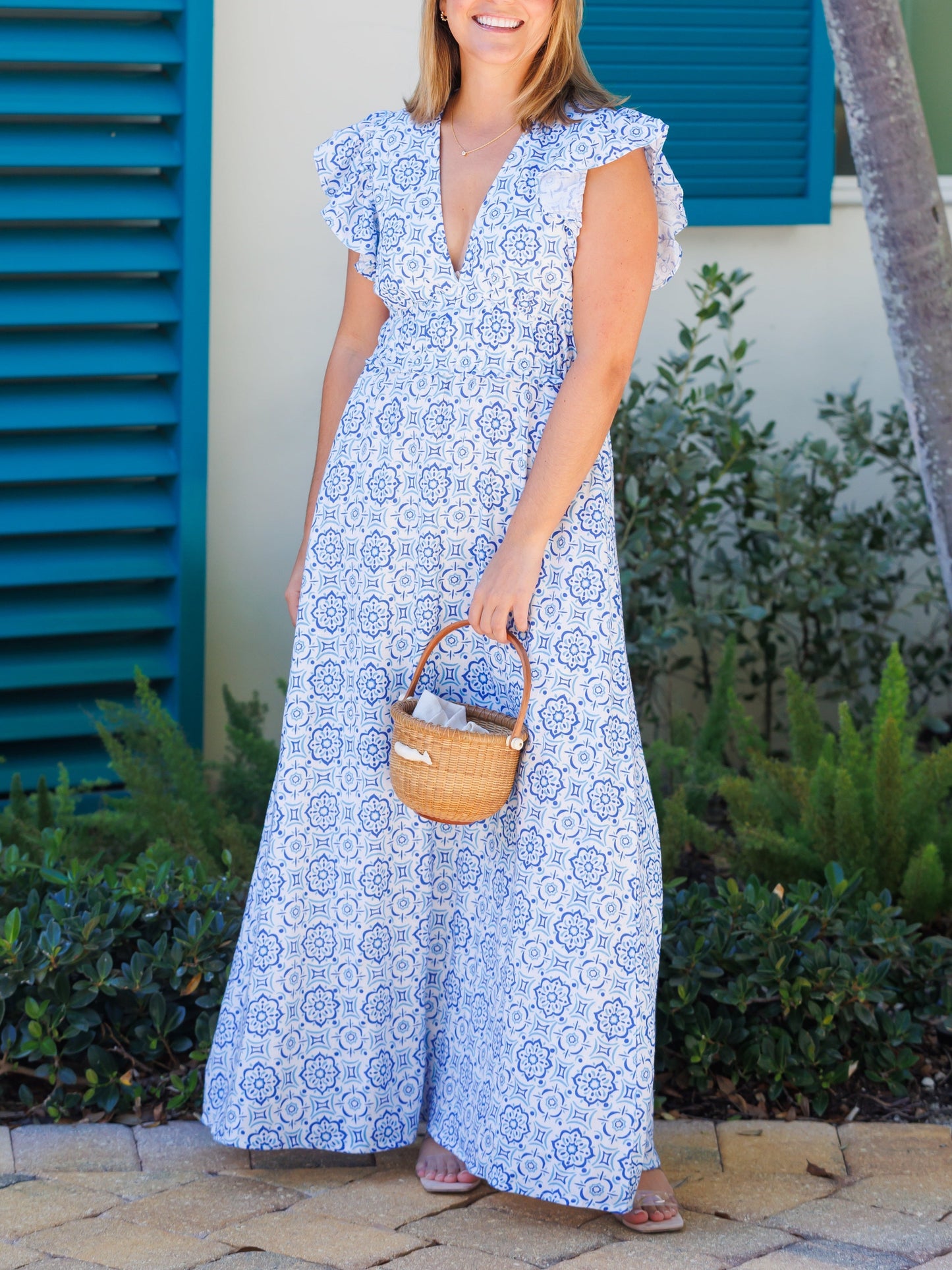 Vestido largo con cuello en V y mangas acampanadas con medallón azul