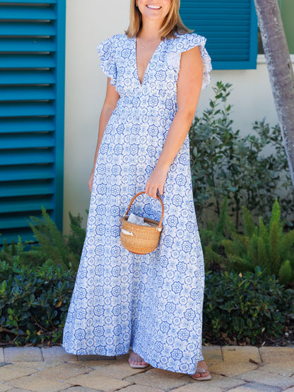 Vestido largo con cuello en V y mangas acampanadas con medallón azul