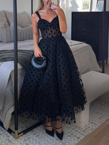 Exquisito vestido midi de corte A con escote en forma de corazón y lunares de tul perfecto