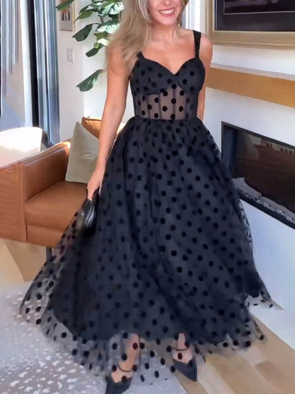 Exquisito vestido midi de corte A con escote en forma de corazón y lunares de tul perfecto