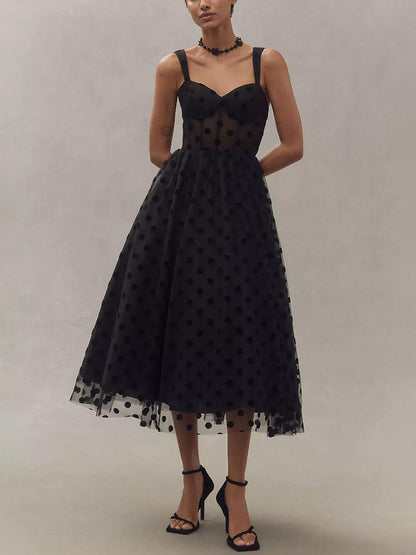 Exquisito vestido midi de corte A con escote en forma de corazón y lunares de tul perfecto