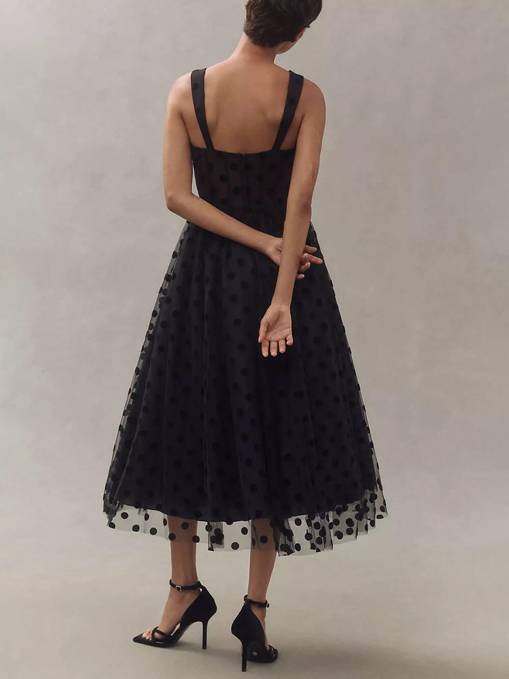 Exquisito vestido midi de corte A con escote en forma de corazón y lunares de tul perfecto