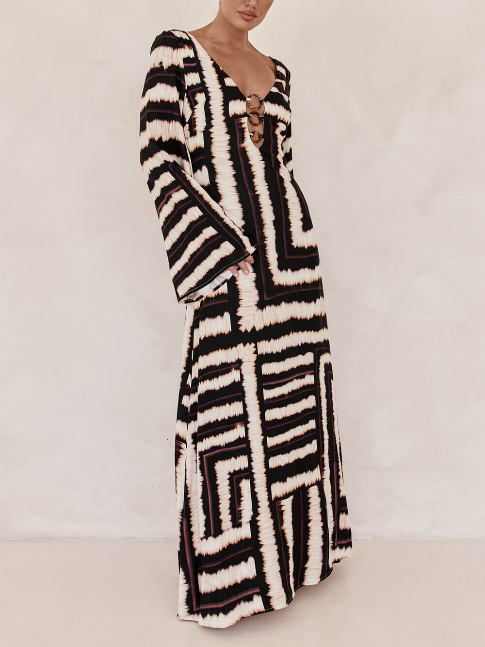 Vestido largo favorecedor con escote en V y estampado único con anilla en V