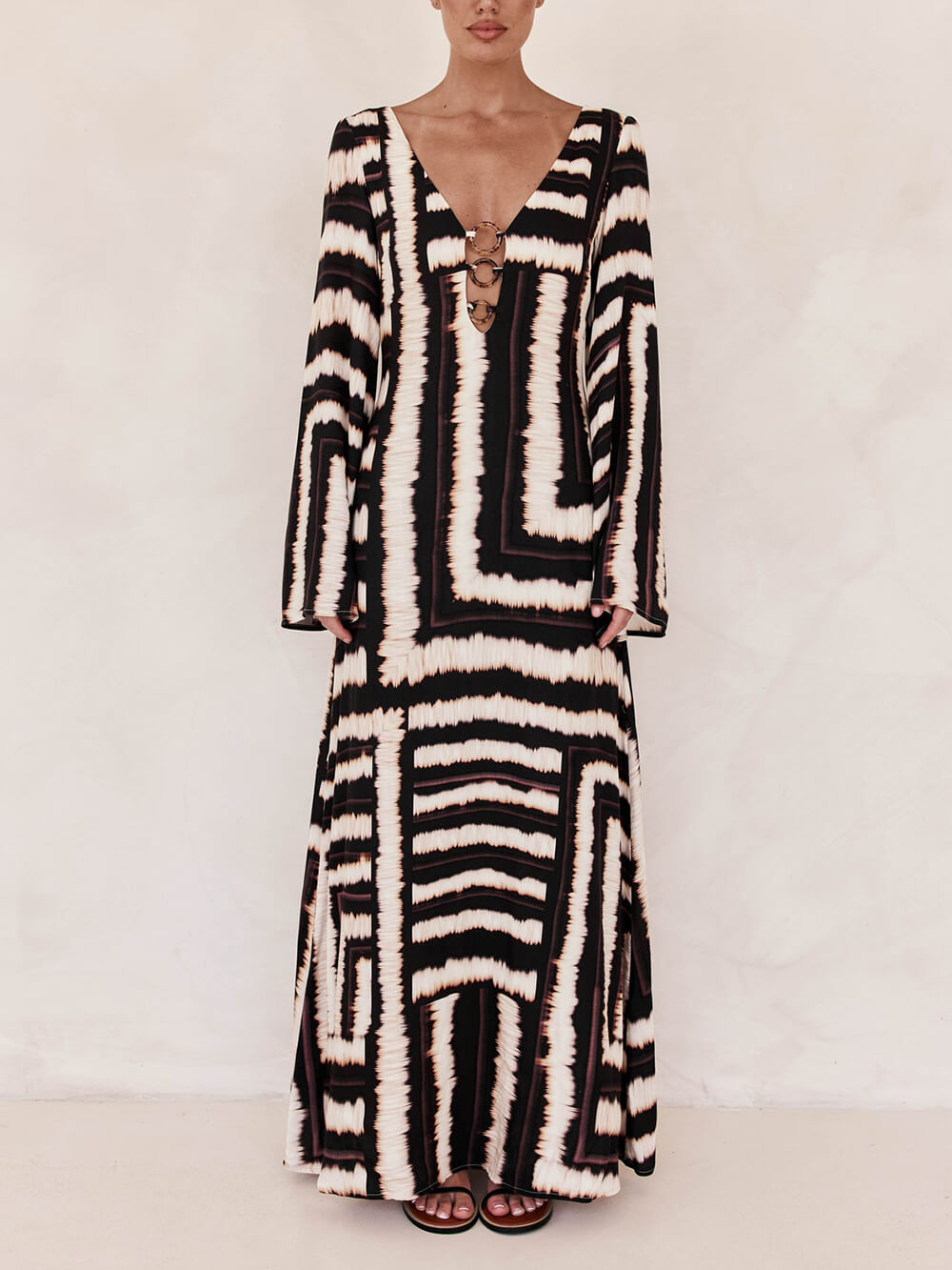 Vestido largo favorecedor con escote en V y estampado único con anilla en V