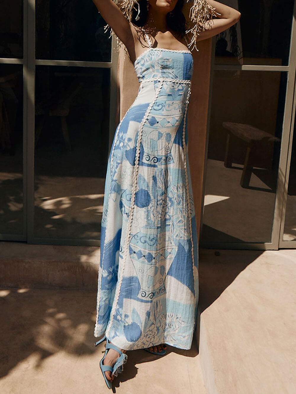 Vestidos largos acampanados con tirantes halter y retazos de encaje con estampado en la espalda