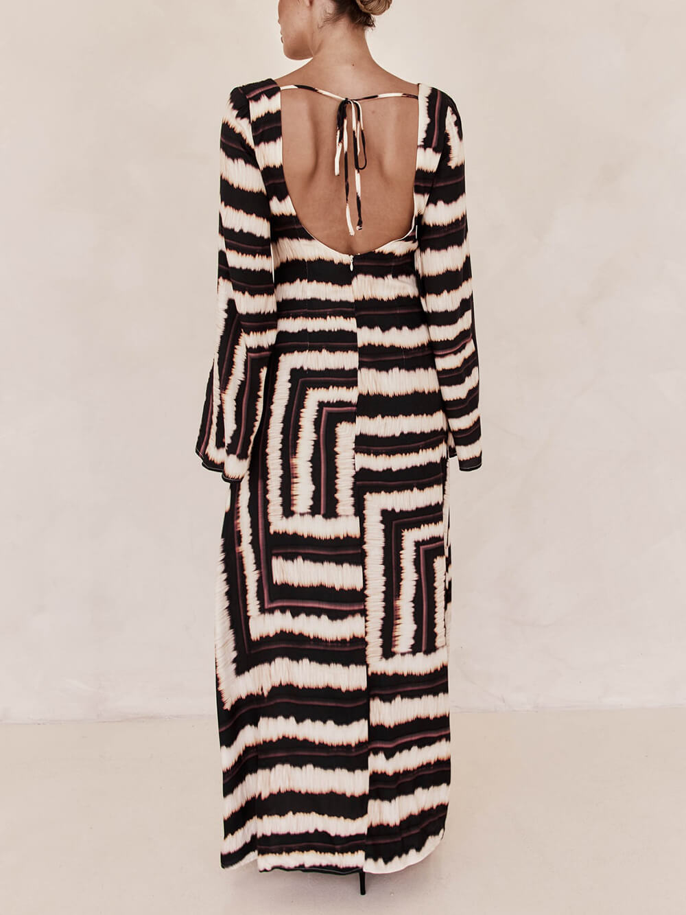 Vestido largo favorecedor con escote en V y estampado único con anilla en V