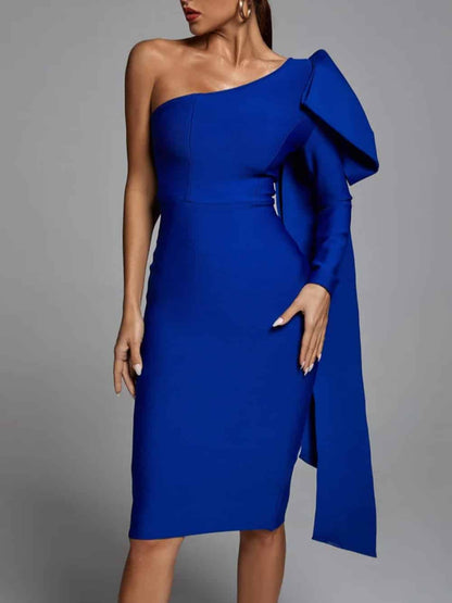 Vestido ajustado de un solo hombro en azul Abbey