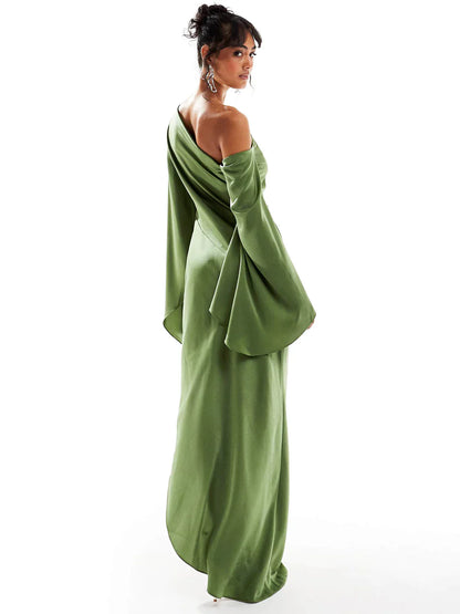 Vestido largo de satén con dobladillo asimétrico verde