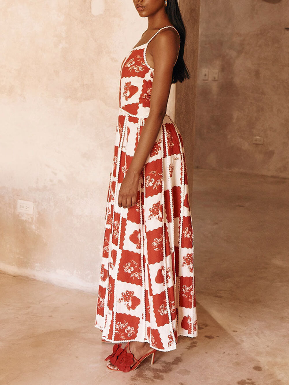 Vestido largo acampanado con un hombro y ribete floral estampado único
