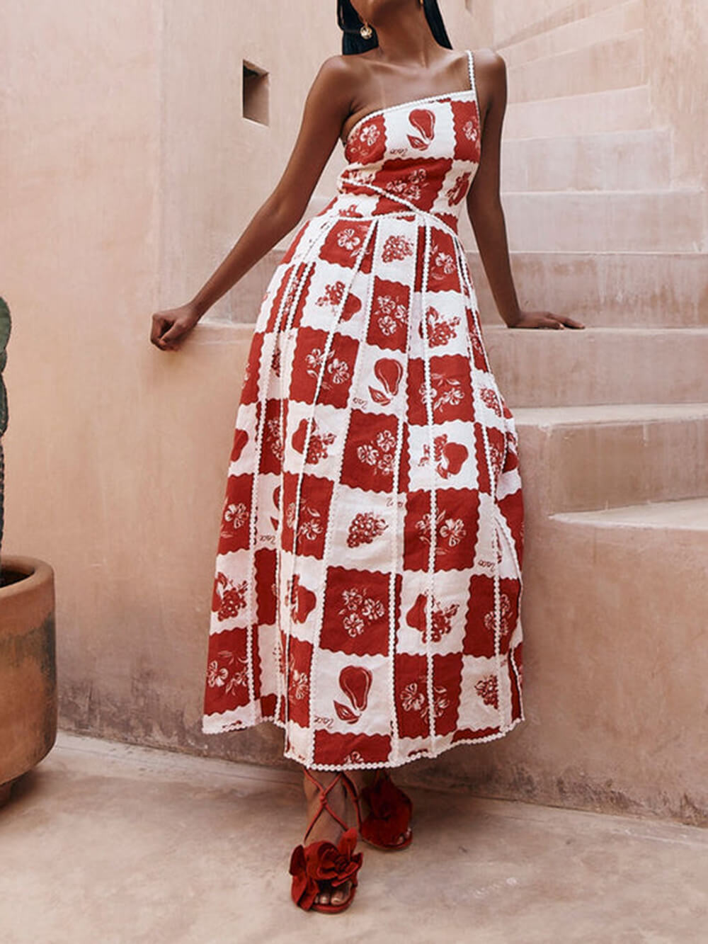 Vestido largo acampanado con un hombro y ribete floral estampado único