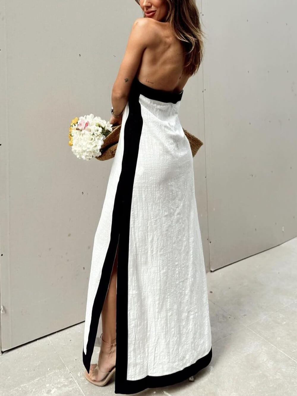 Vestido largo con bloques de color y abertura en el cuello halter