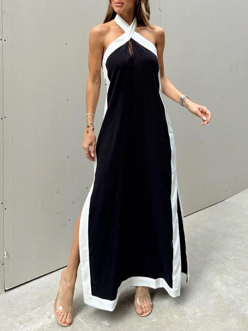 Vestido largo con bloques de color y abertura en el cuello halter