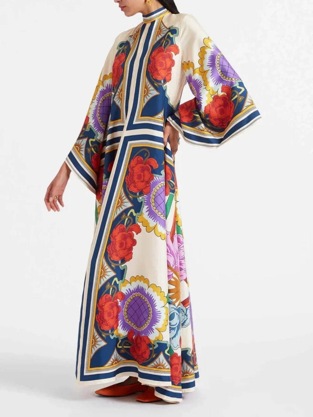 Exquisito vestido largo con mangas en cascada drapeadas y estampado floral