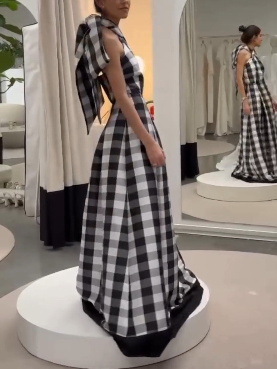 Vestido largo clásico con cuello halter y estampado a cuadros
