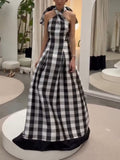 Vestido largo clásico con cuello halter y estampado a cuadros