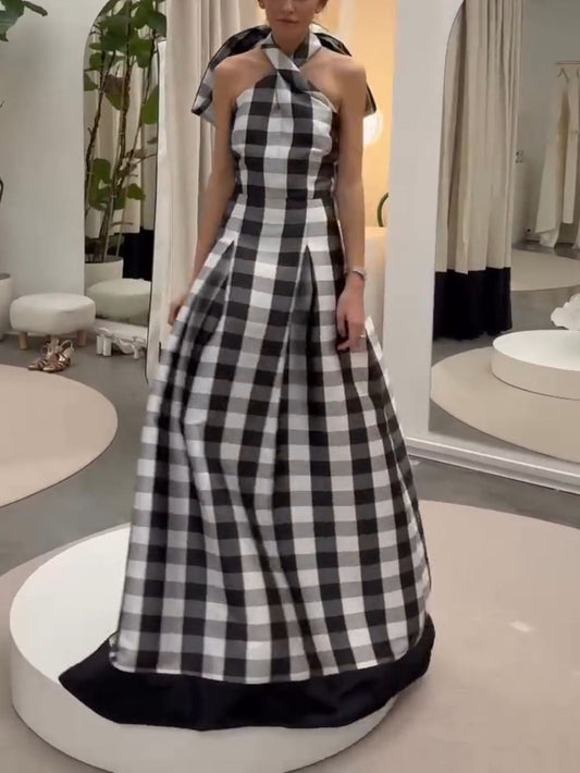 Vestido largo clásico con cuello halter y estampado a cuadros
