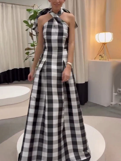 Vestido largo clásico con cuello halter y estampado a cuadros