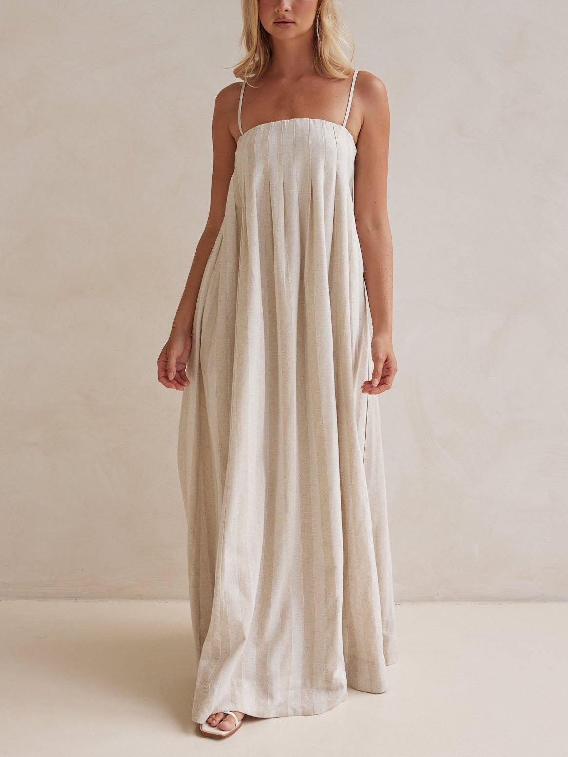 Vestido largo a rayas con cuello halter y moda informal