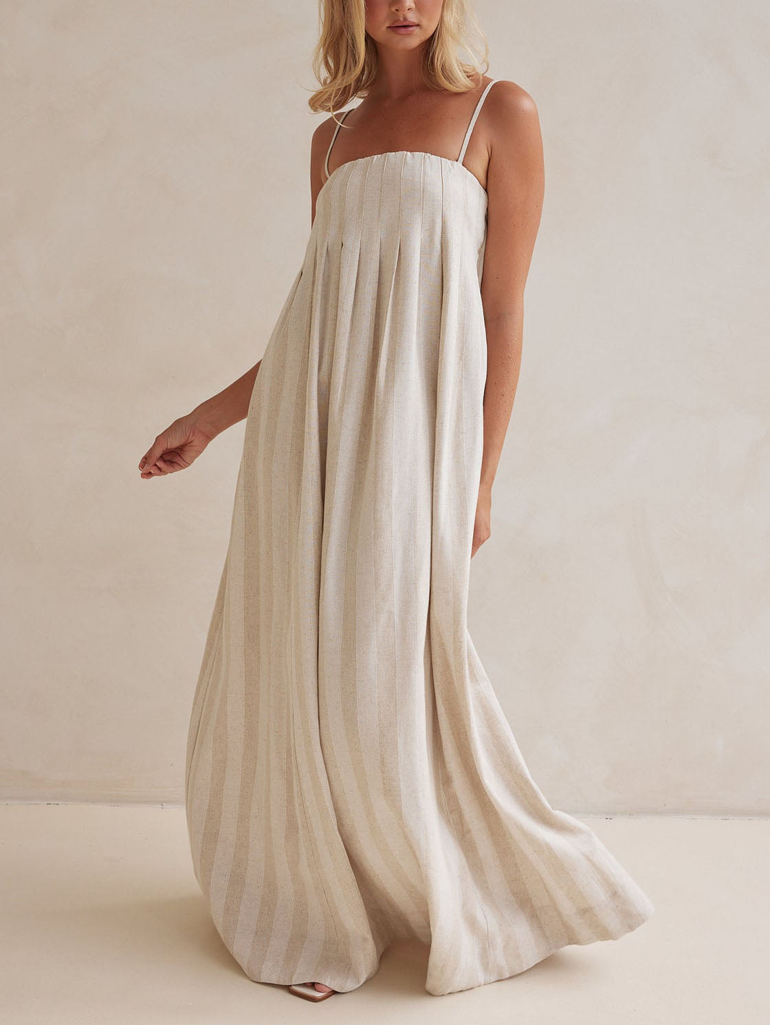 Vestido largo a rayas con cuello halter y moda informal