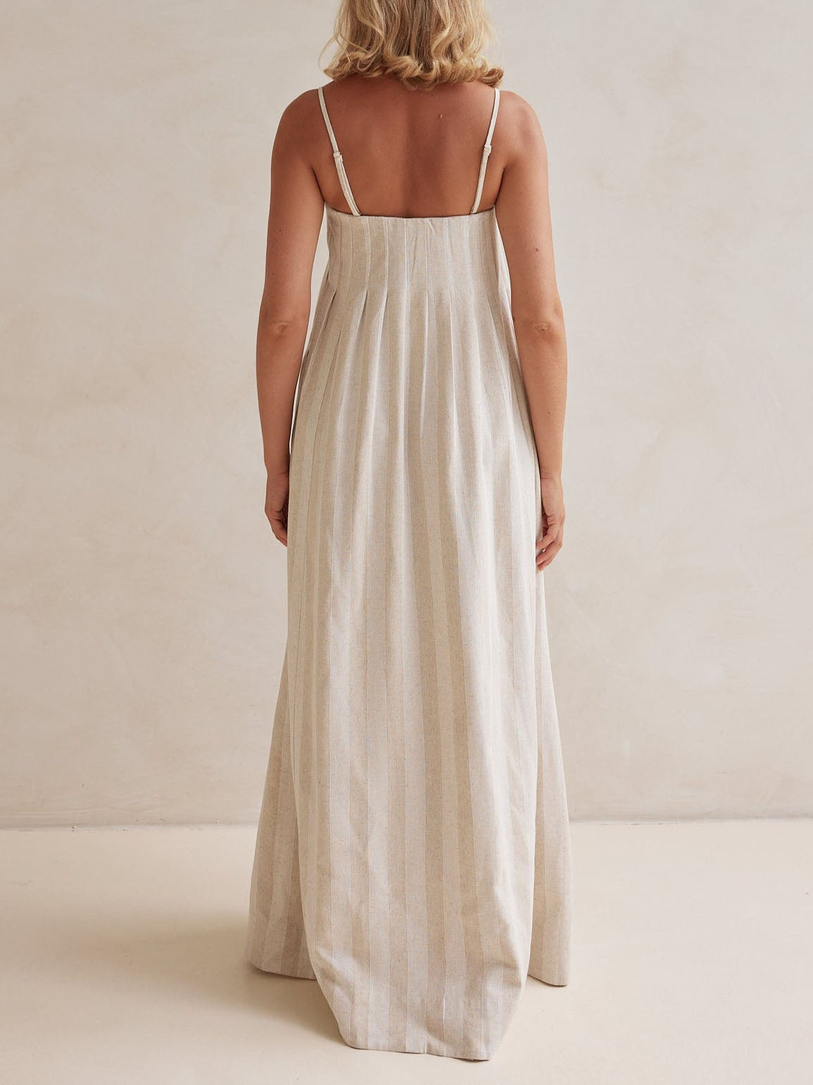 Vestido largo a rayas con cuello halter y moda informal