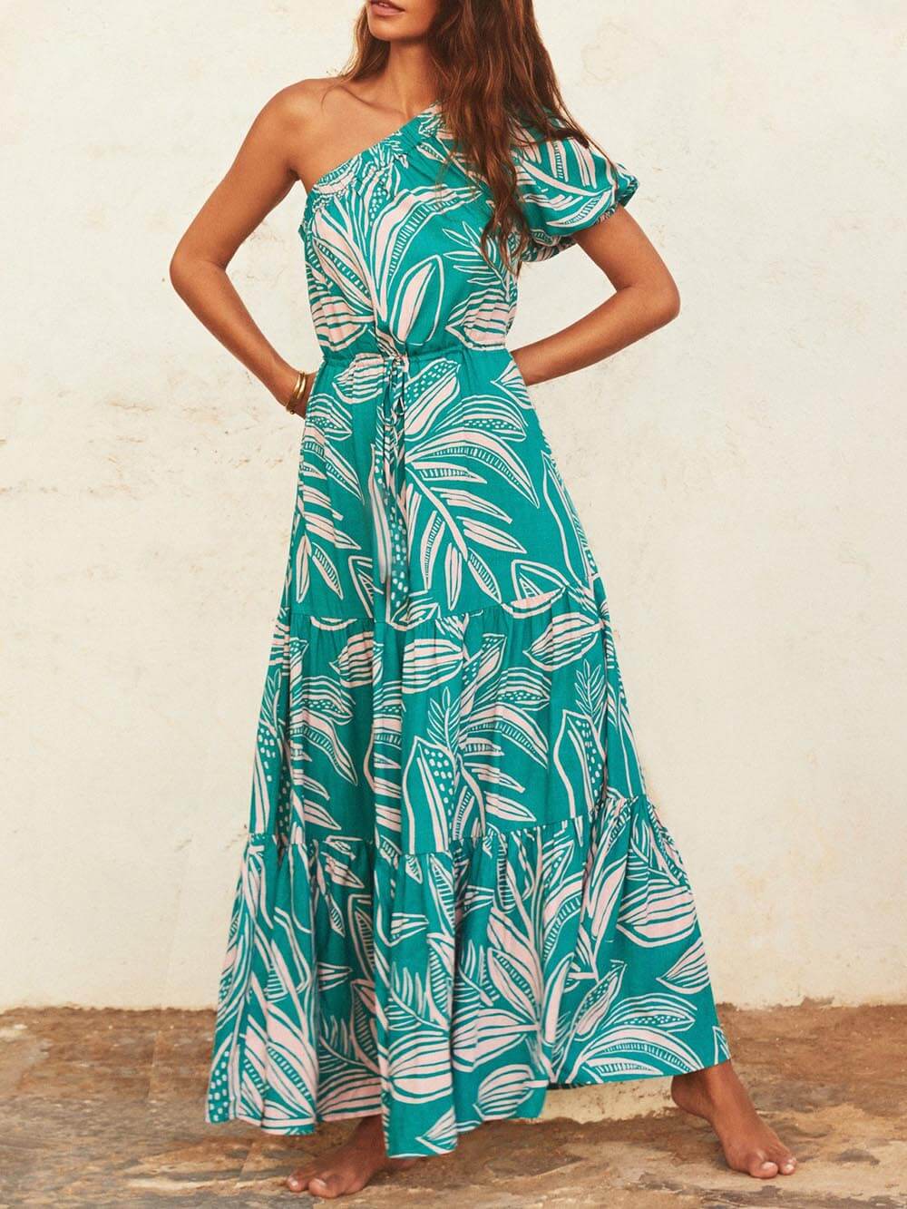 Vestido floral estilo festivo con estampado de hojas de palma y hombros descubiertos
