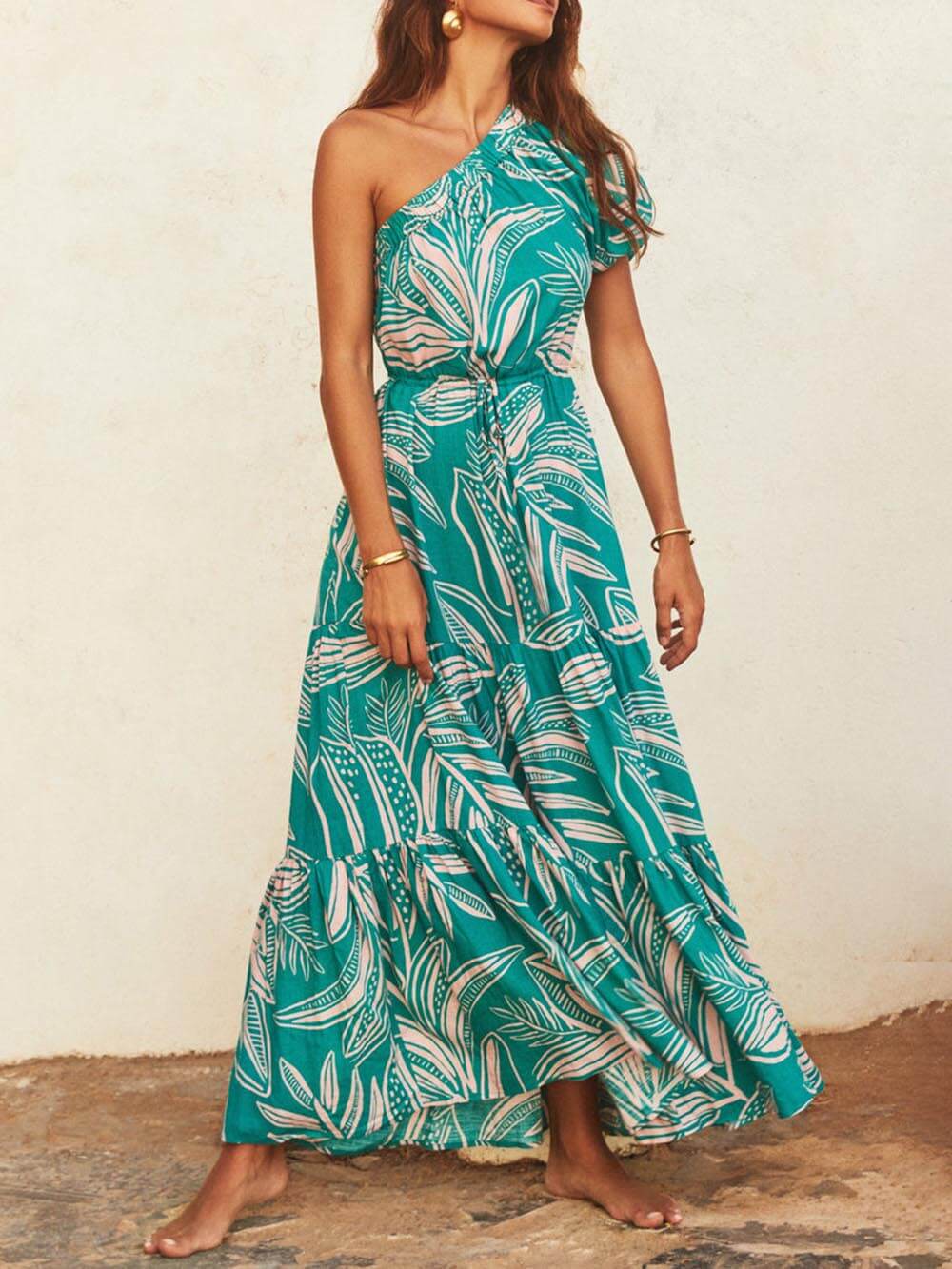 Vestido floral estilo festivo con estampado de hojas de palma y hombros descubiertos