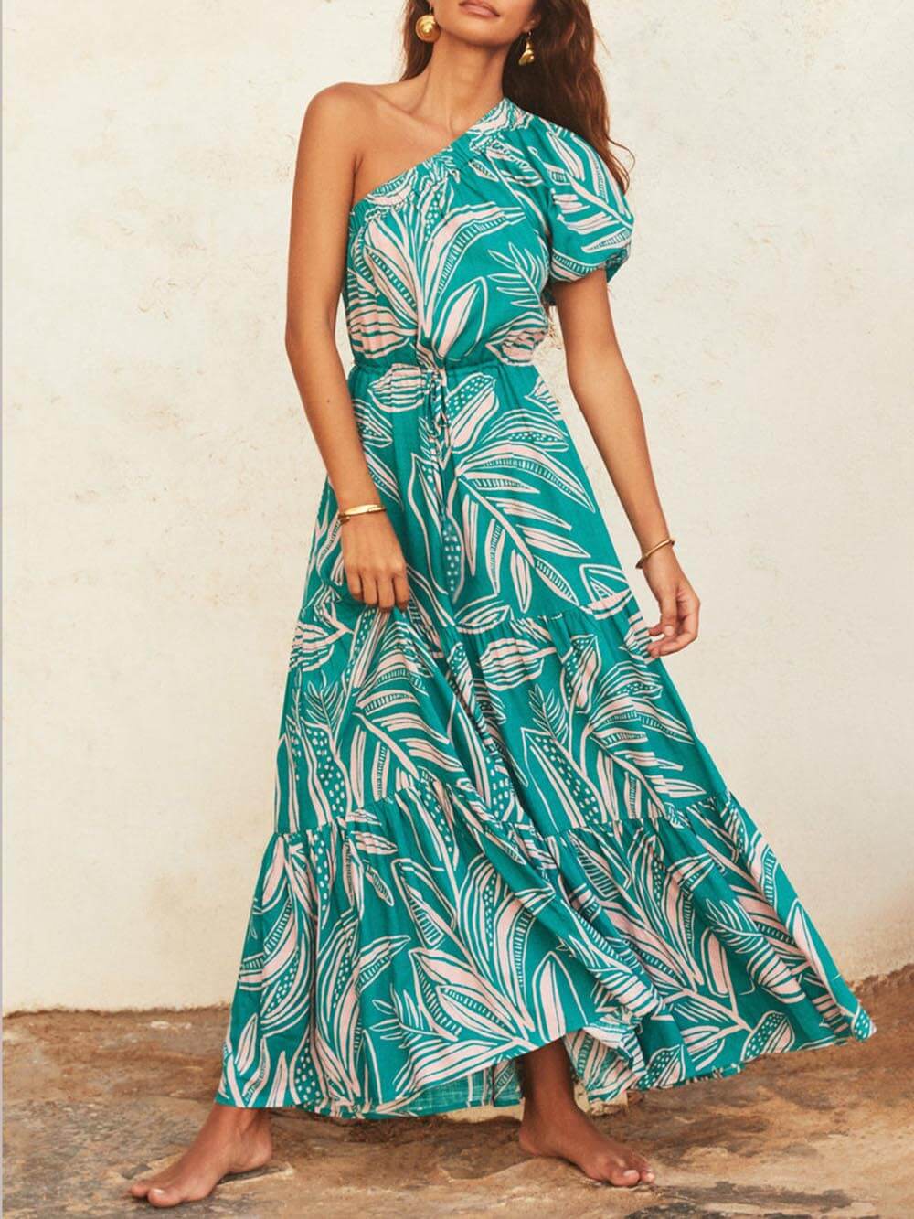 Vestido floral estilo festivo con estampado de hojas de palma y hombros descubiertos