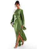 Vestido largo de satén con dobladillo asimétrico verde