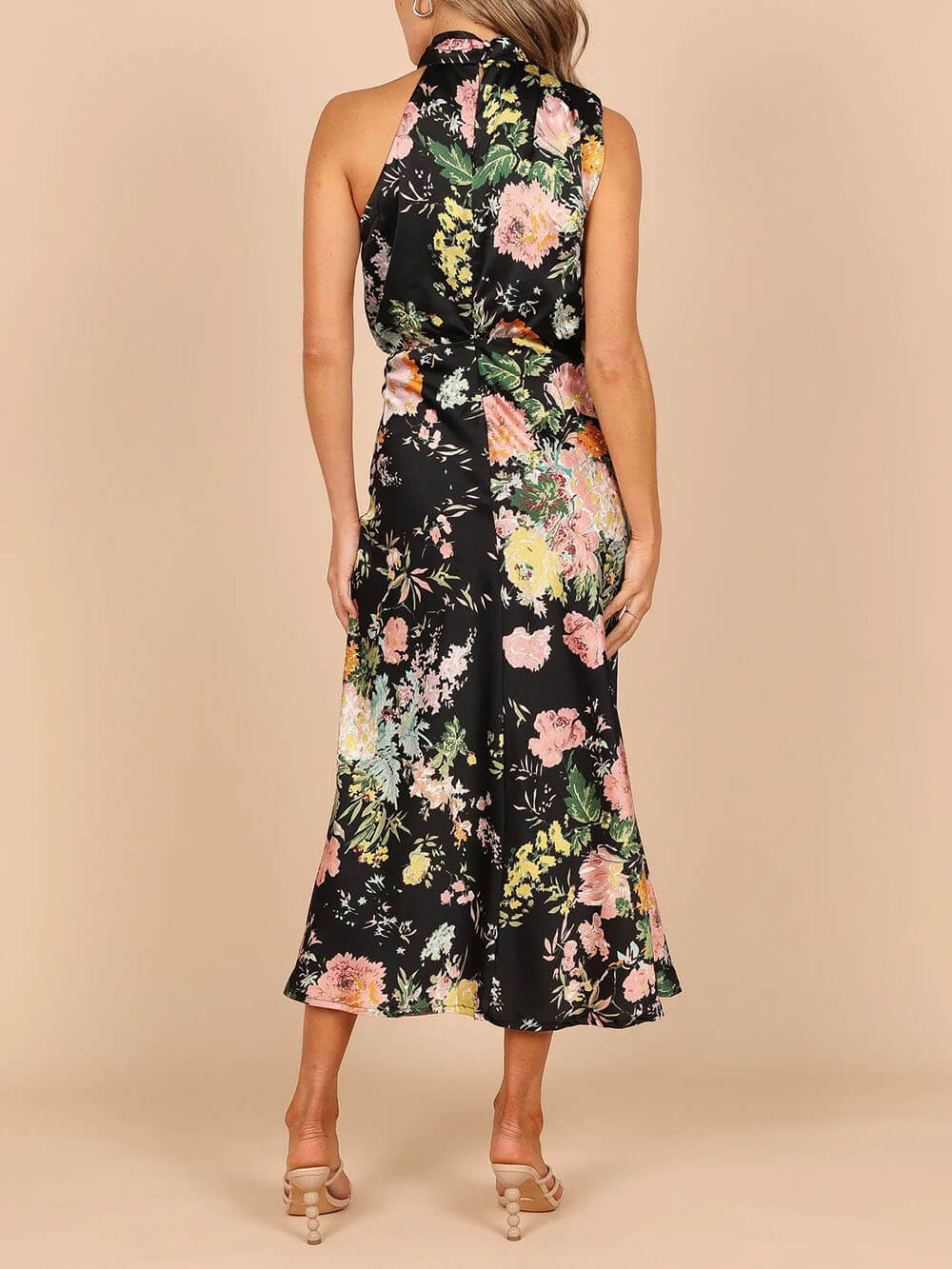 Vestido largo con cintura elástica y estampado floral con cuello halter