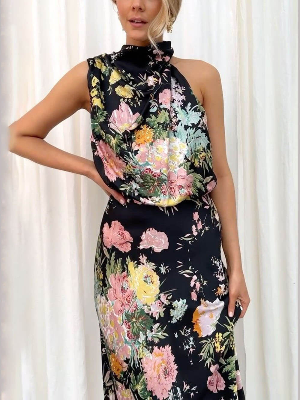 Vestido largo con cintura elástica y estampado floral con cuello halter
