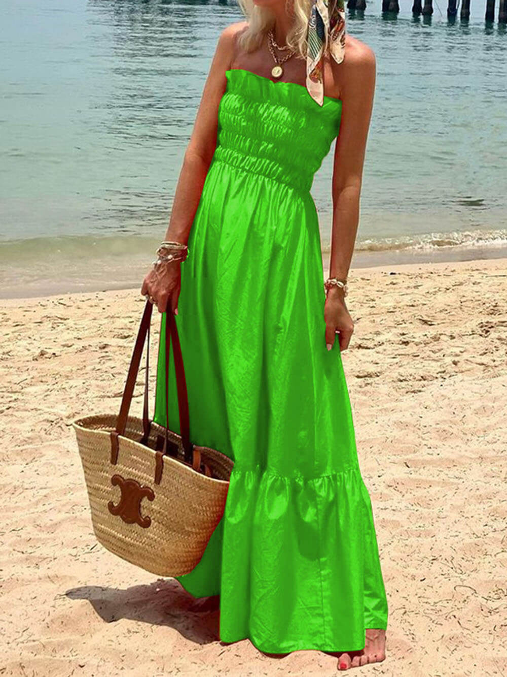 Vestido largo de vacaciones con busto fruncido y hombros descubiertos