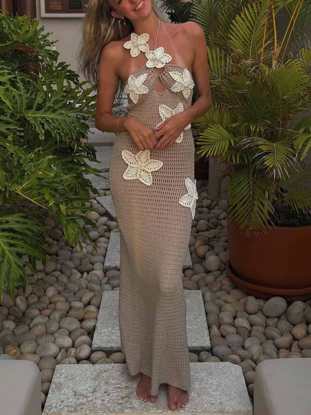 Vestidos largos de crochet ajustados con cuello halter y decoración de flores en 3D
