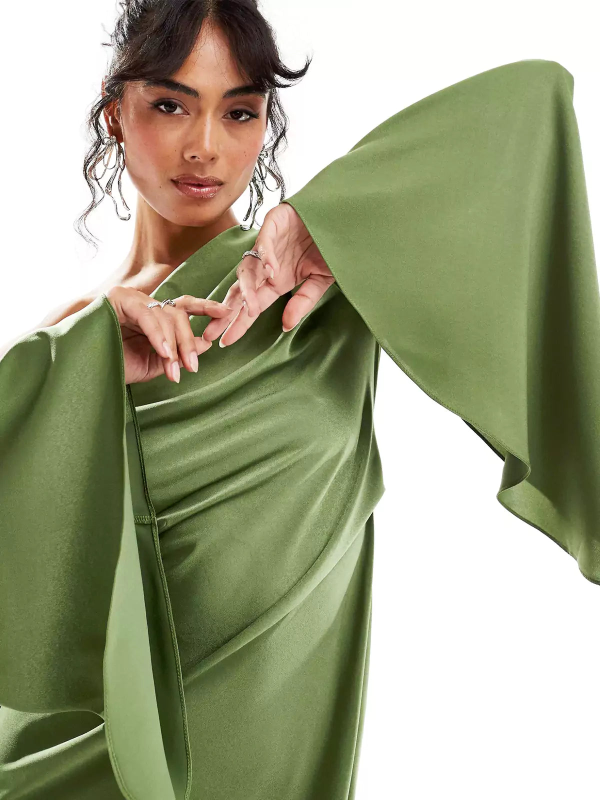 Vestido largo de satén con dobladillo asimétrico verde