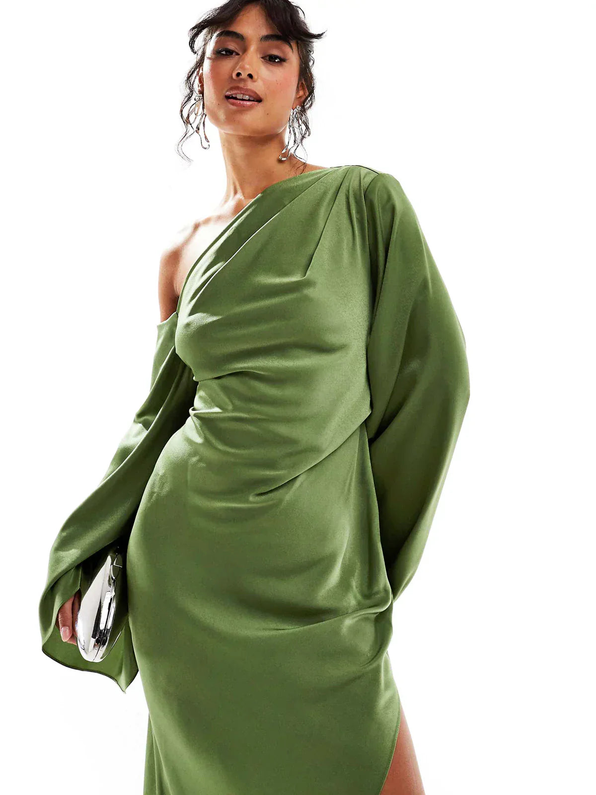 Vestido largo de satén con dobladillo asimétrico verde
