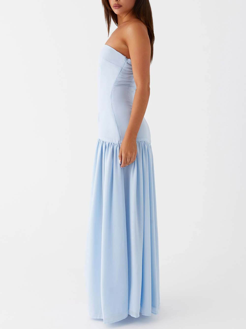 Exquisito vestido largo sin tirantes con pliegues sin espalda