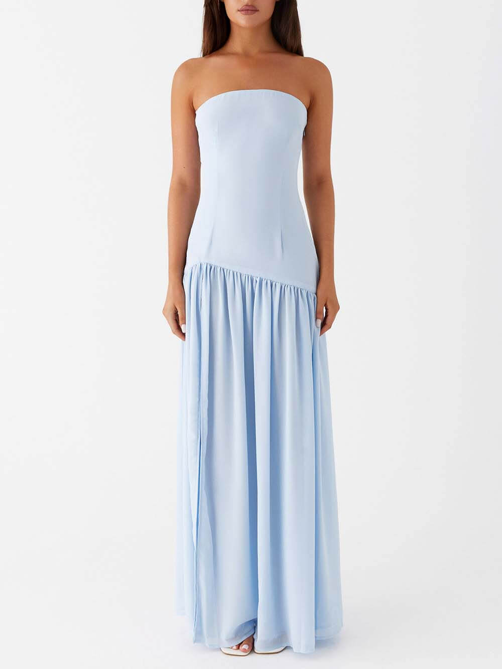 Exquisito vestido largo sin tirantes con pliegues sin espalda