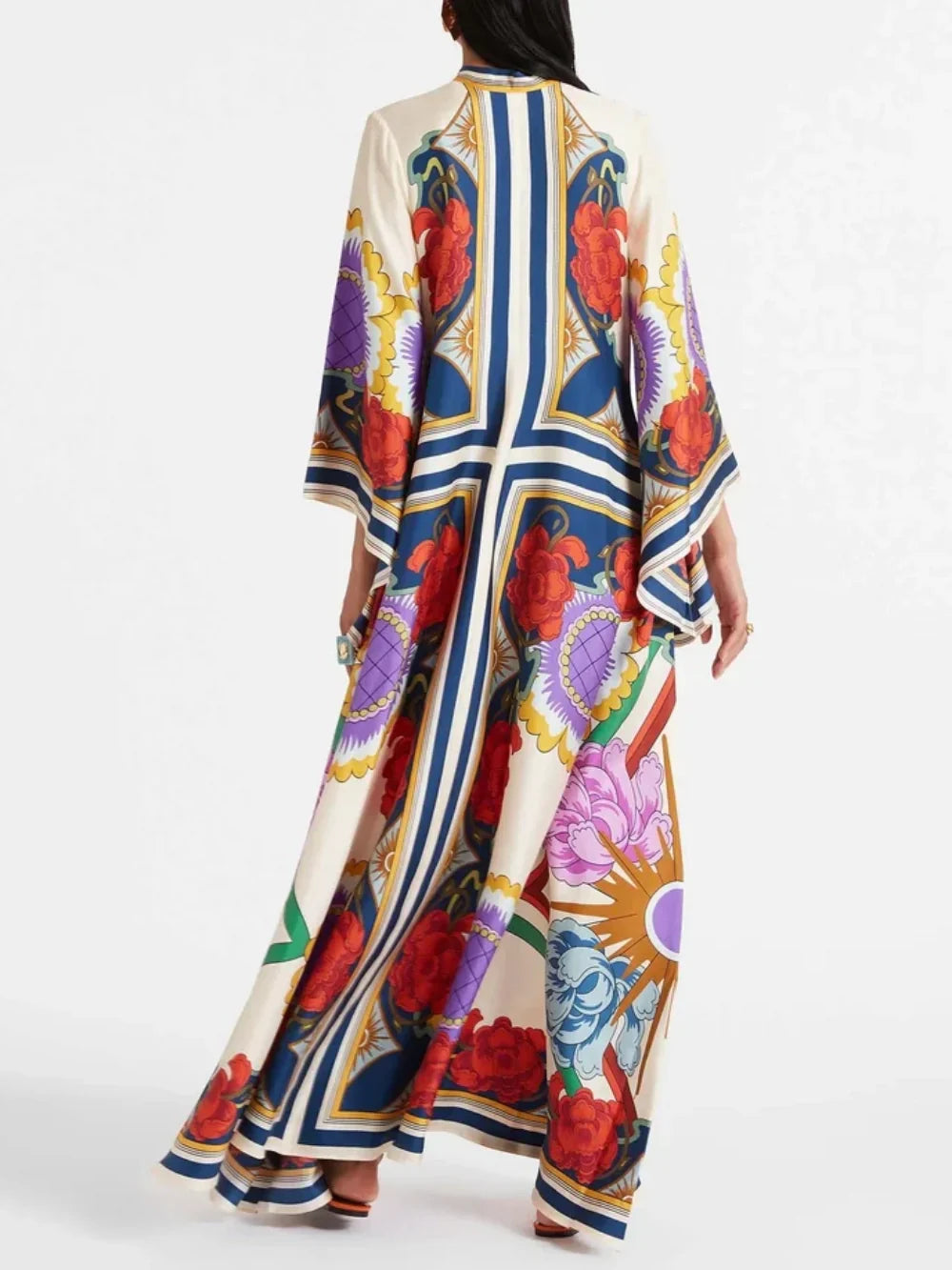 Exquisito vestido largo con mangas en cascada drapeadas y estampado floral