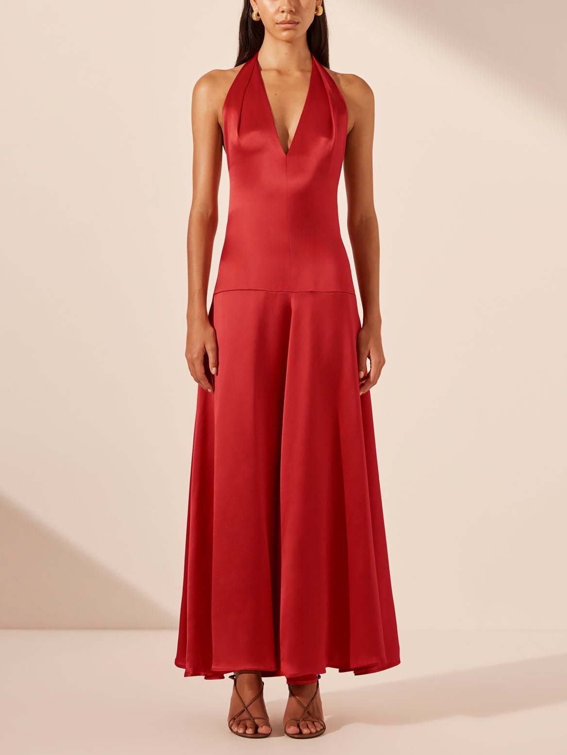 Vestido largo elegante con cuello en V profundo y halter