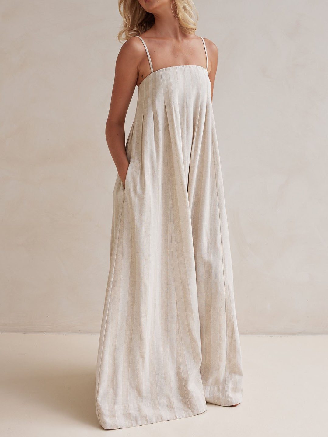 Vestido largo a rayas con cuello halter y moda informal