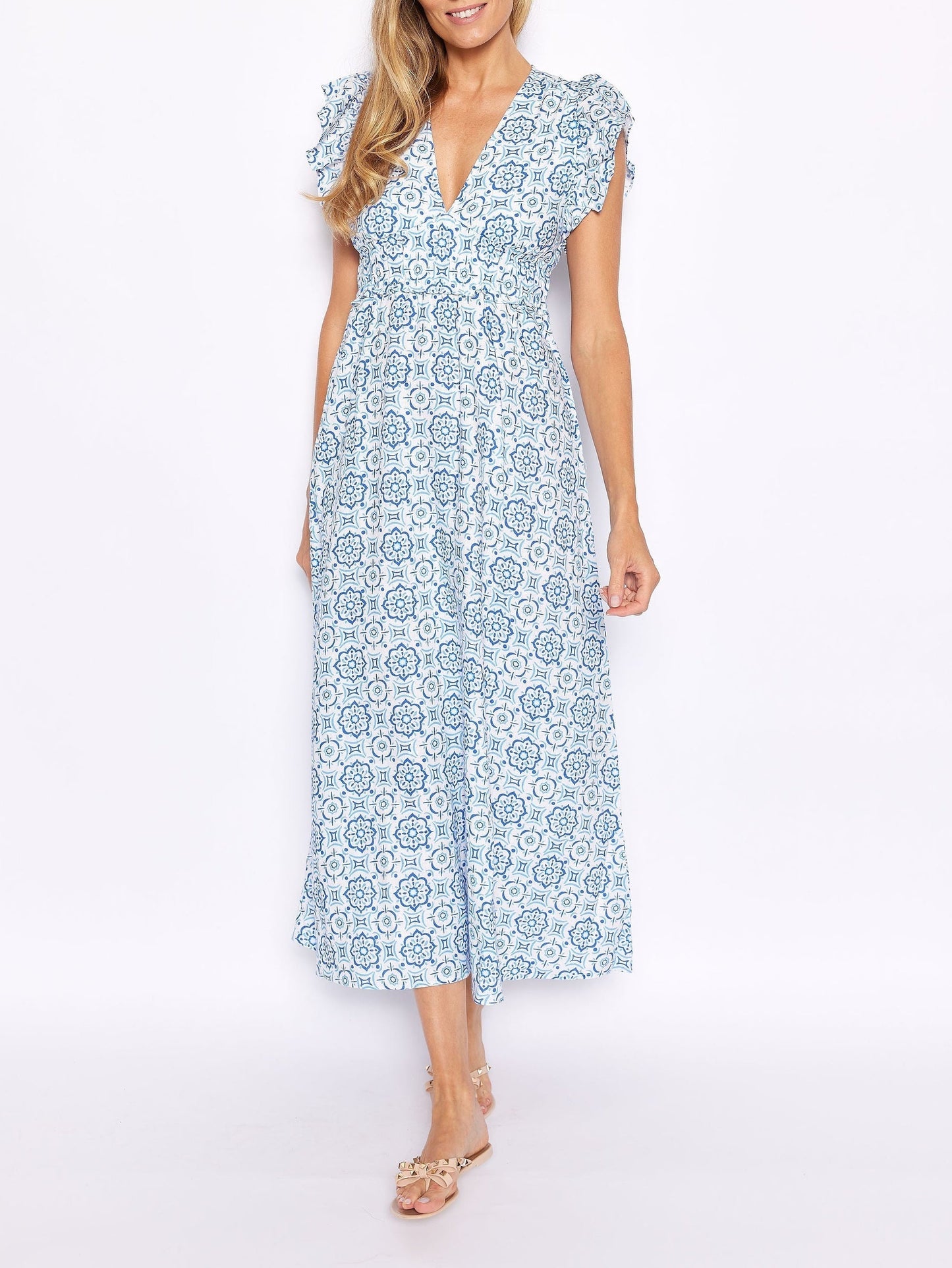 Vestido largo con cuello en V y mangas acampanadas con medallón azul