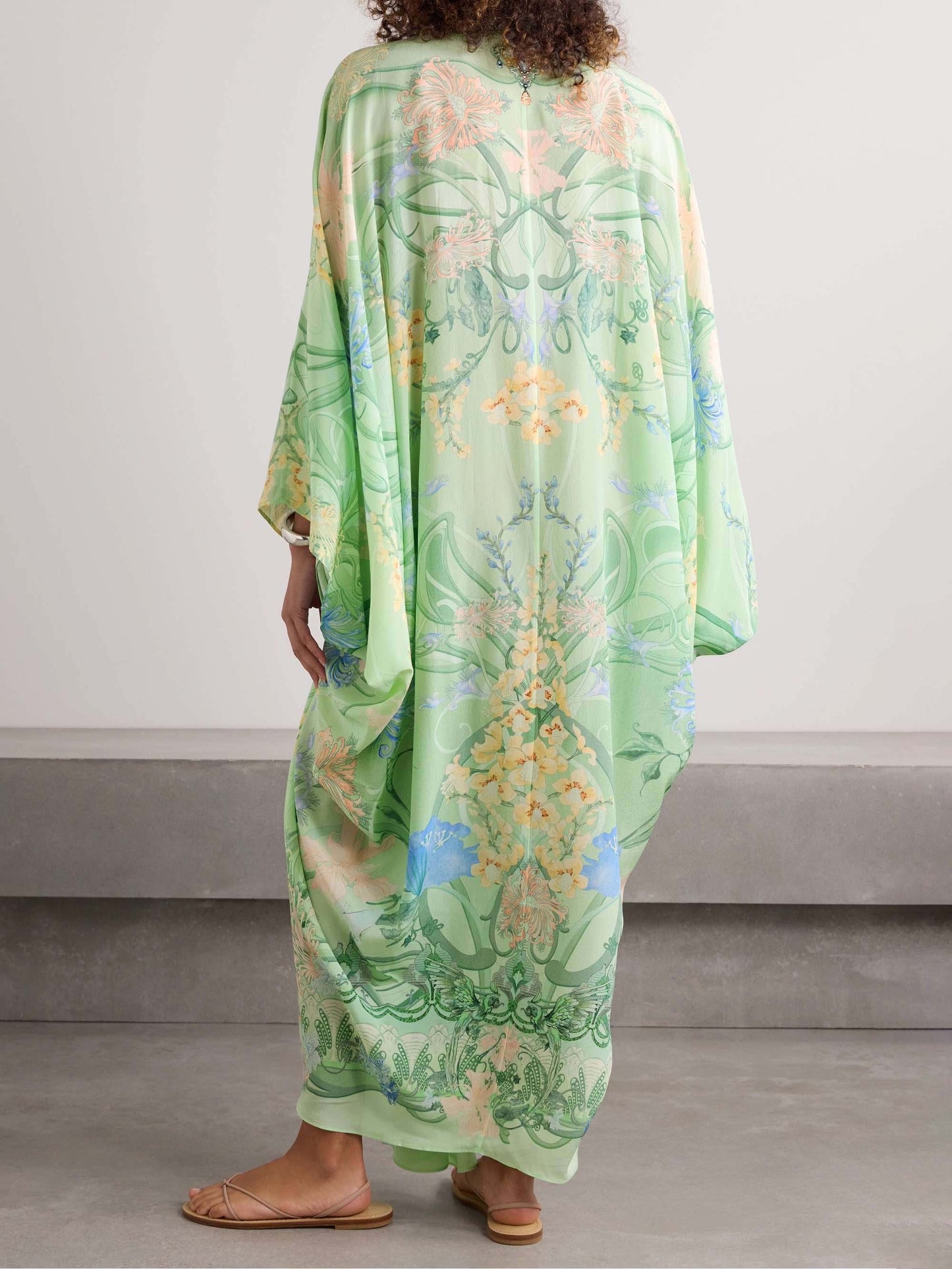 Vestido midi extragrande con cuello en V y estampado floral único
