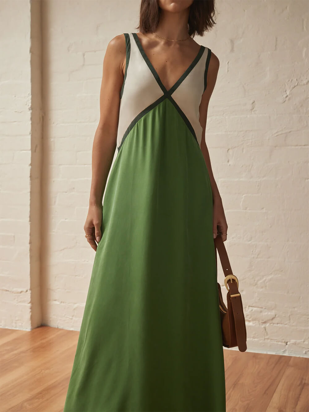 Vestido elegante con empalme de color en contraste con cuello en V