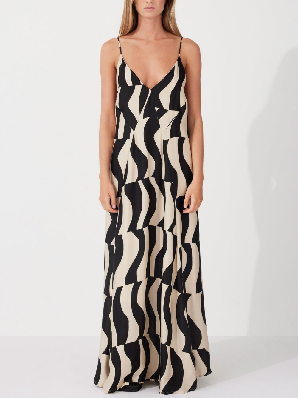 Vestido largo estilo espalda redondeada y corte relajado